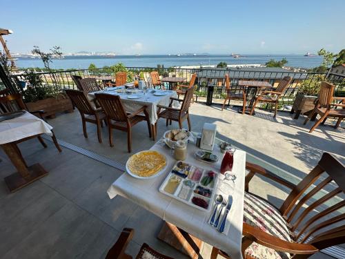 una mesa con platos de comida en la parte superior de un balcón en Queen Seagull Boutique Hotel, en Estambul