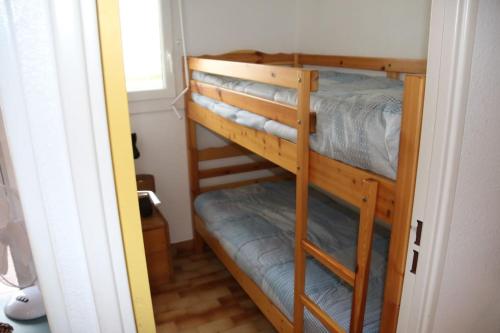 quelques lits superposés dans une chambre dans l'établissement Cap d'Agde, la Croisette Appartement 4 personnes, au Cap d'Agde