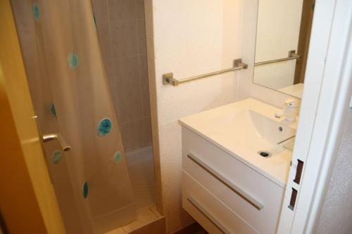 La salle de bains est pourvue d'une douche et d'un lavabo blanc. dans l'établissement Cap d'Agde, la Croisette Appartement 4 personnes, au Cap d'Agde