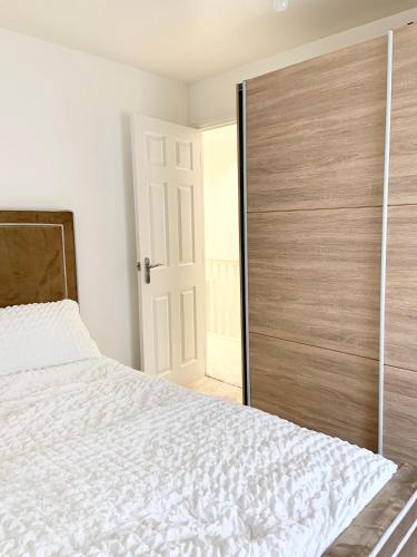 um quarto com uma cama e uma porta de madeira em Gillingham Homestay Monday to Friday Female only em Hoo