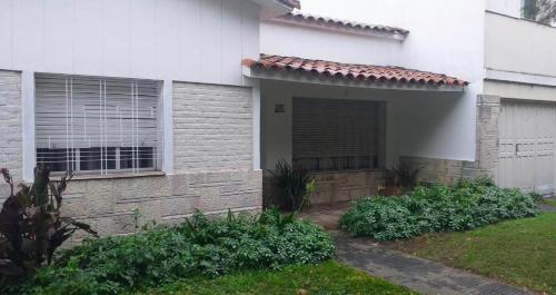 Casa blanca con ventana y garaje en Alojamiento Taravella en Córdoba