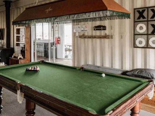 a green pool table in a living room with afits at Glenayr Farm in Windeyer