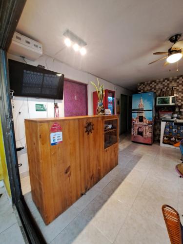 een keuken met een houten deur in een kamer bij Hostel Shalom Adonai in Cartagena