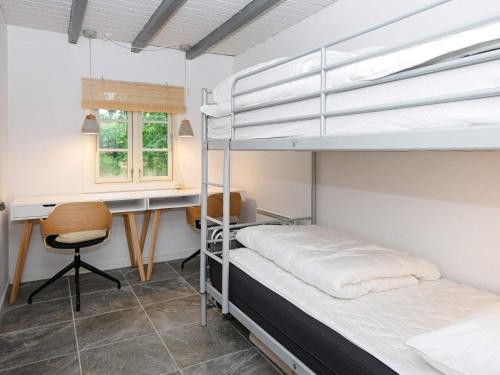 Palanda nebo palandy na pokoji v ubytování Holiday home Glesborg CXXXV