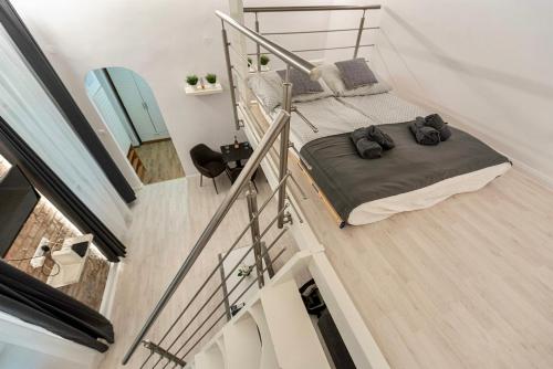 een slaapkamer met een stapelbed en een trap bij Ráday Boutique Apartment in Boedapest
