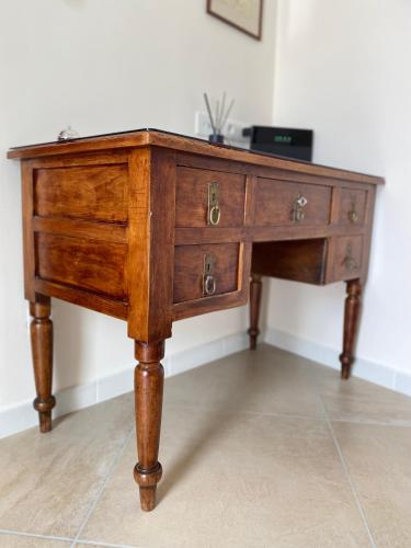 a wooden desk sitting in a room at B&B Casa Benvenuto in Diamante