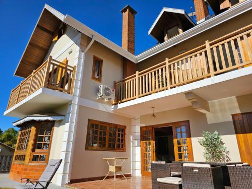 Casa con balcón y patio en Pousada Monte Silvestre en Monte Verde