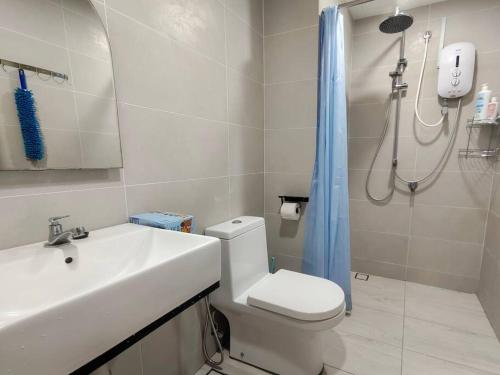 y baño con aseo, lavabo y ducha. en 【NEW】Modern Comfort Studio@Juru Sentral Icon City, en Bukit Mertajam