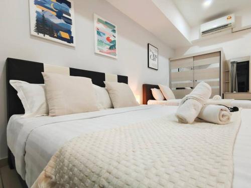 1 dormitorio con 2 camas blancas grandes y almohadas blancas en 【NEW】Modern Comfort Studio@Juru Sentral Icon City, en Bukit Mertajam