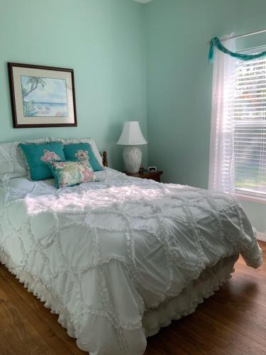 a white bed in a bedroom with a window at Venetian Vacation in Venice