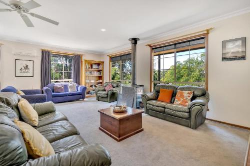 Ruang duduk di Hillview & Stringybark, Halls on Falls Homestead
