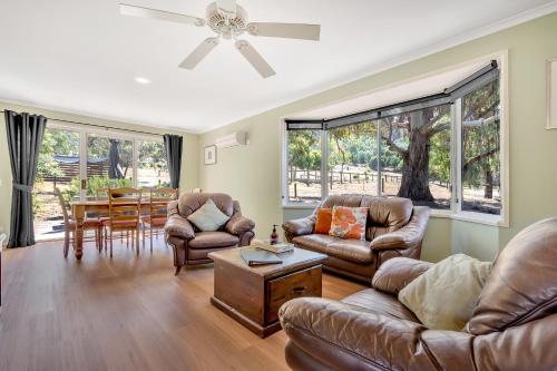 Ruang duduk di Hillview & Stringybark, Halls on Falls Homestead
