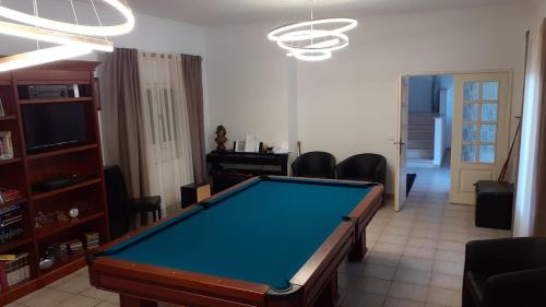 a living room with a pool table in it at Quarto Amélia in Fogueira