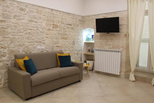 sala de estar con sofá y TV en Mediterre Domus, en Casamassima