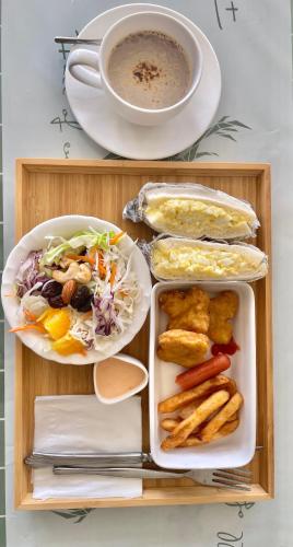 bandeja con dos platos de comida y una taza de café en Wenpin Hotel - Pier 2, en Kaohsiung
