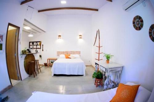 um quarto com uma cama e uma mesa num quarto em Casa Bali 1 2 3 em Niterói