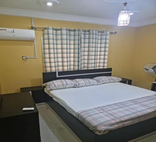 En eller flere senger på et rom på A Stunning 3 Bedroom Apartment in Okitipupa -6 ppl