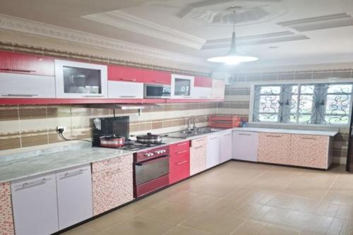Köök või kööginurk majutusasutuses A Stunning 3 Bedroom Apartment in Okitipupa -6 ppl