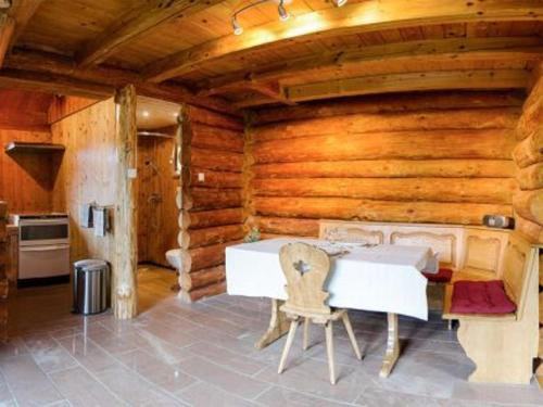 - une salle à manger avec une table et des chaises dans une cabane en rondins dans l'établissement Chalet en Rondins Au Cœur de la Nature avec Confort Moderne près de Strasbourg - FR-1-589-228, à Le Saulcy