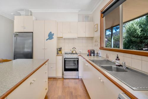 Dapur atau dapur kecil di Hillview & Stringybark, Halls on Falls Homestead