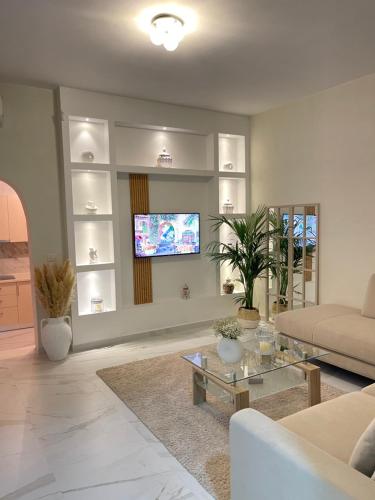 ヴロラにあるMediterranean Villa Old Townのソファと壁掛けテレビのあるリビングルーム