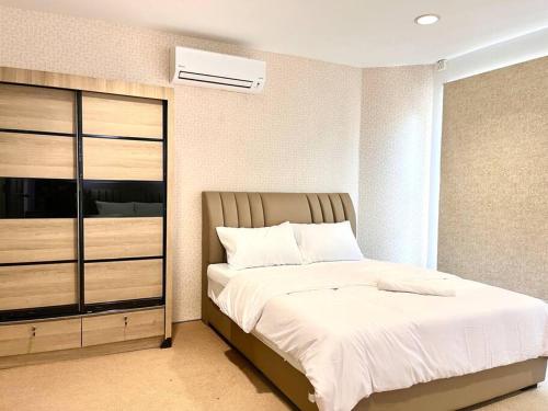 - une chambre avec un grand lit et une commode dans l'établissement City Center Bliss: Steps from Attractions!, à Malacca