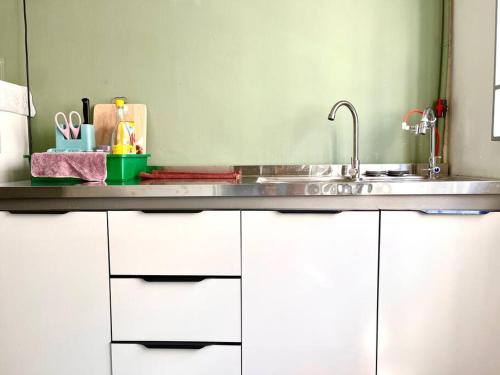 - un comptoir de cuisine avec un évier et un miroir dans l'établissement City Center Bliss: Steps from Attractions!, à Malacca