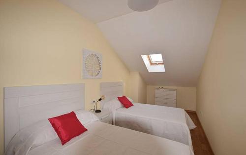מיטה או מיטות בחדר ב-Apartamento Playa de Sardiñeiro - Finisterre