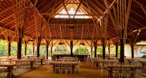 ein großes Zimmer mit Tischen und Stühlen in der Unterkunft Hotel Reserva de Piedemonte in Villavicencio