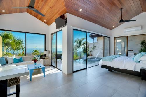 Ένα ή περισσότερα κρεβάτια σε δωμάτιο στο Golden Pineapple Villas-Adults Only