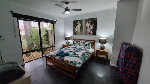 sypialnia z łóżkiem i oknem w obiekcie The Good Life w mieście Port Pirie