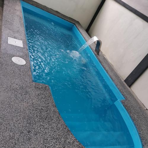uma piscina com uma fonte de água em Homestay Delisha Tapah-Pool em Tapah
