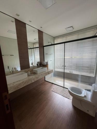 un bagno con un water, una vasca e un lavandino di Village Recanto Splendory - Sítio com lazer completo e privativo perto de BH a Prudente de Morais