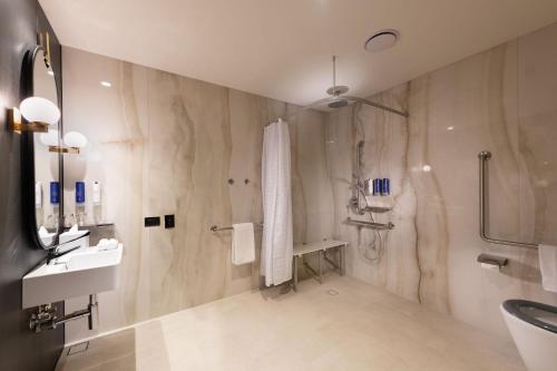 La salle de bains est pourvue d'un lavabo et d'une douche. dans l'établissement Dorsett Melbourne, à Melbourne