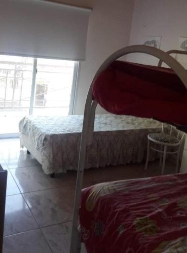 1 dormitorio con 2 literas y ventana en ALQUILO CASA en gualeguaychú abonas en USD en Gualeguaychú