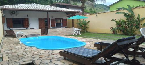 een zwembad in de achtertuin van een huis bij Casa Temporada da Dani in Paraty