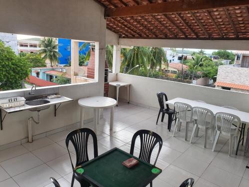 een patio met een tafel en stoelen en een aanrecht bij Porto de Galinhas - Casa PortoMar - 3 quartos - 14 hóspedes - com Piscina - 185m in Porto De Galinhas