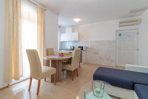 A 2 - seafront apt with balcony 1 min to beach