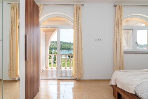 A 2 - seafront apt with balcony 1 min to beach