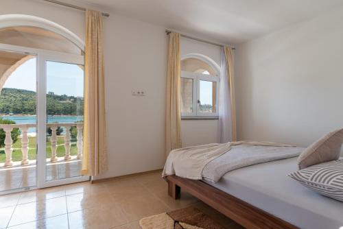 A 2 - seafront apt with balcony 1 min to beach