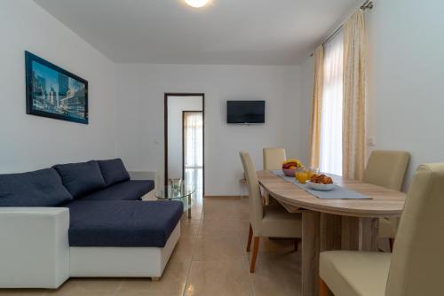 A 2 - seafront apt with balcony 1 min to beach