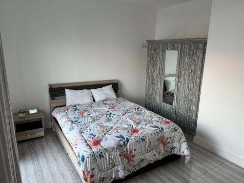 Een bed of bedden in een kamer bij Villa Olive - Duplex Green Village with swimming pool