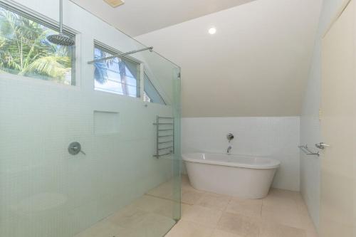 Un baño de The Beach House at Lizzie
