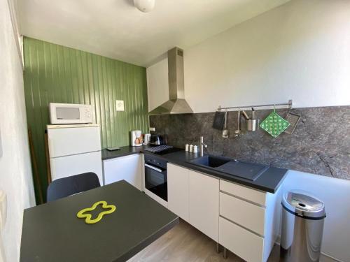 une cuisine avec un évier et un plan de travail dans l'établissement Apartment in Arromanches near Sandy Beach, à Arromanches-les-Bains