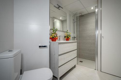 ein Bad mit einem WC, einem Waschbecken und einer Dusche in der Unterkunft Inmosantos Oasis F5 in Roses