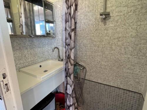 une salle de bain avec un lavabo et une douche dans l'établissement Maisonnette 2 Pièces, 4 Pers, Face Mer, Clim, Parking - FR-1-81-597, à Leucate