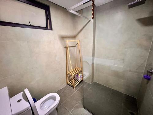y baño con aseo, ducha y lavamanos. en Radia Residence Bukit Jelutong, Shah Alam, en Shah Alam