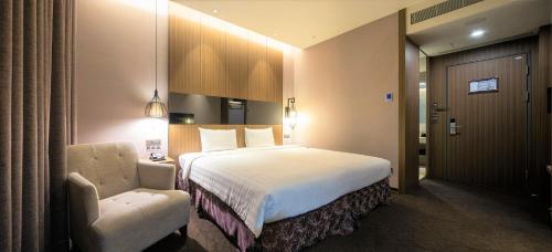 泰山區的住宿－麗京棧酒店，配有一张床和一把椅子的酒店客房