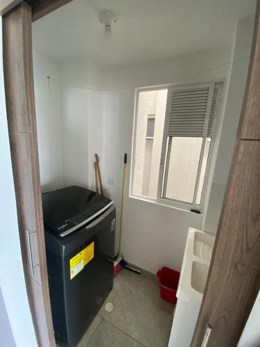 kleines Zimmer mit Faxgerät in der Unterkunft Apartamento Valle de Lili in Cali
