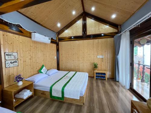 een slaapkamer met een bed in een kamer bij Homestay Lê Gia in Xuyên Mộc